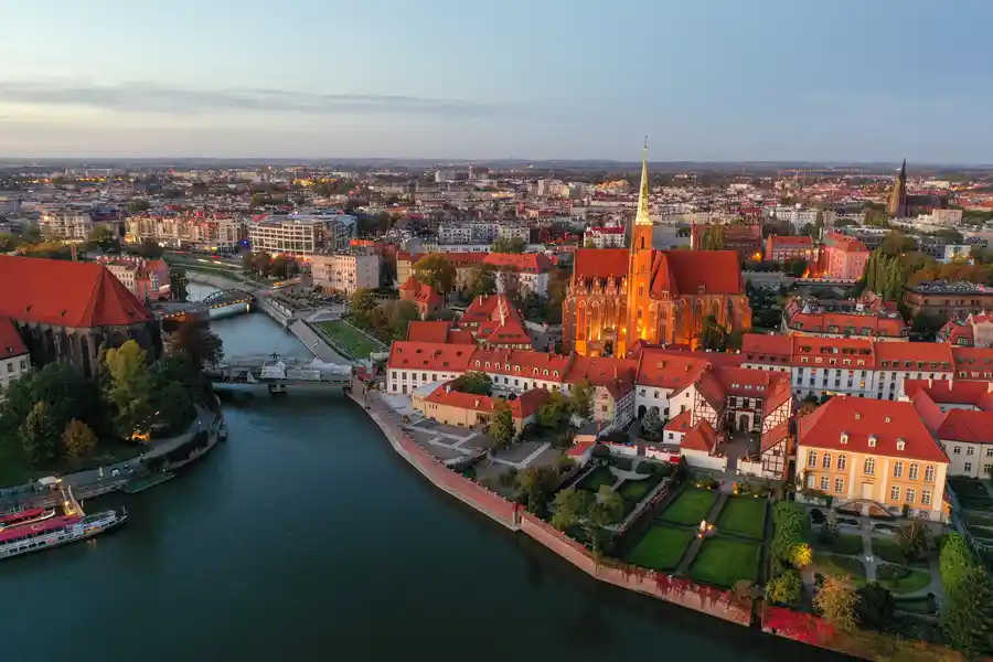 Polish Architecture: Historical Influences & Modern Developments 7 Polish Architecture: Modern Developments